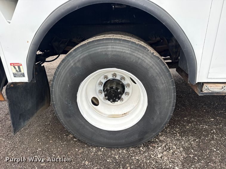 image for item EG8847 1999 International 4800 digger derrick truck