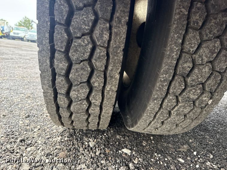 image for item EG8847 1999 International 4800 digger derrick truck