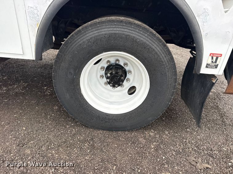 image for item EG8847 1999 International 4800 digger derrick truck