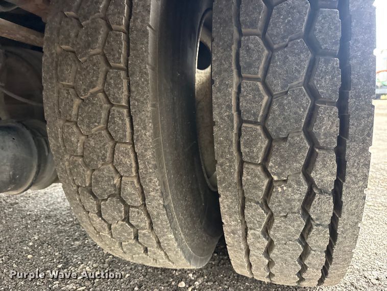 image for item EG8847 1999 International 4800 digger derrick truck