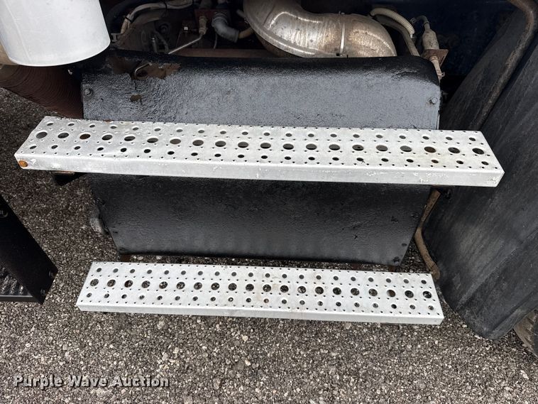 image for item EG8851 2015 Freightliner 114SD crane truck