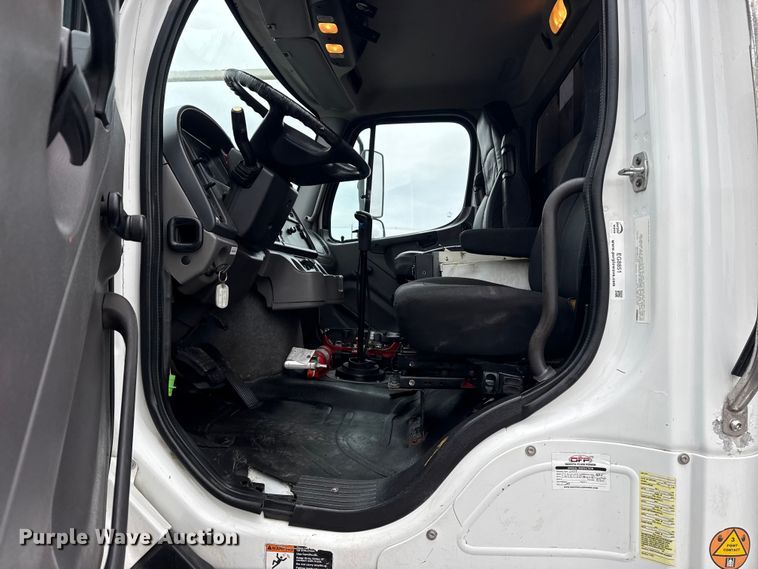 image for item EG8851 2015 Freightliner 114SD crane truck