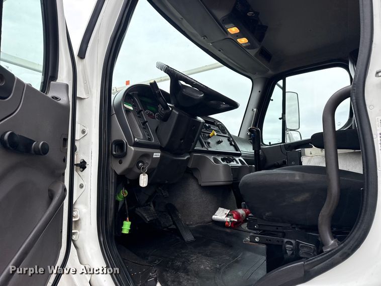 image for item EG8851 2015 Freightliner 114SD crane truck