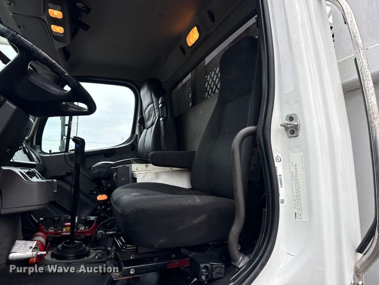 image for item EG8851 2015 Freightliner 114SD crane truck