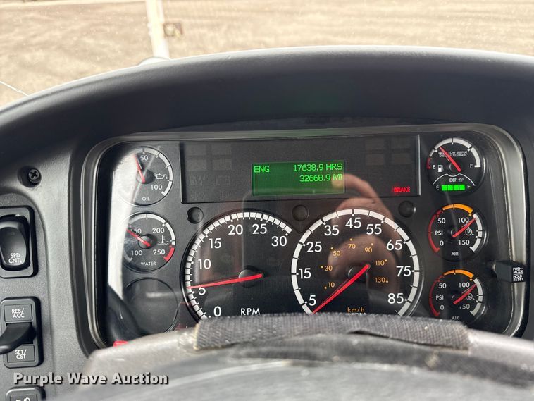 image for item EG8851 2015 Freightliner 114SD crane truck