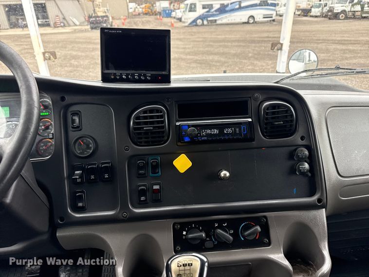 image for item EG8851 2015 Freightliner 114SD crane truck