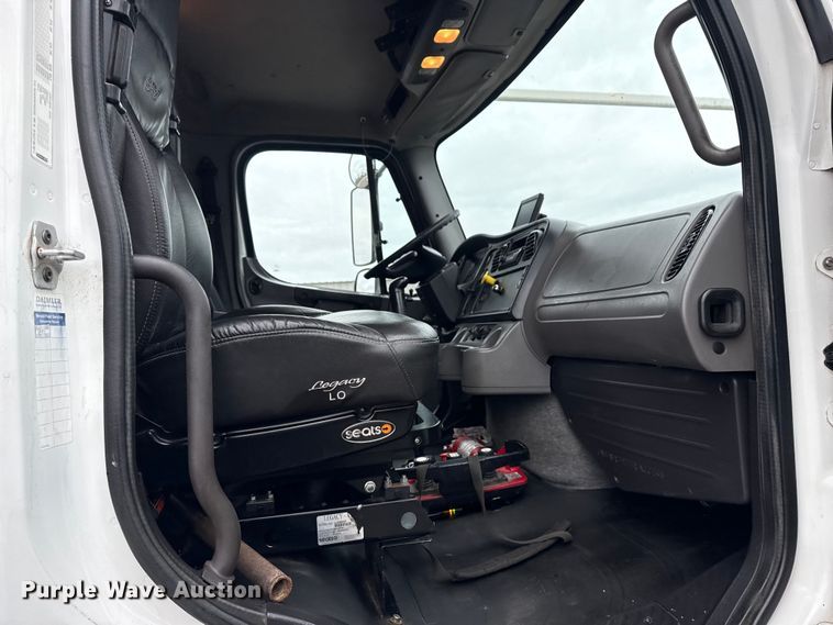 image for item EG8851 2015 Freightliner 114SD crane truck