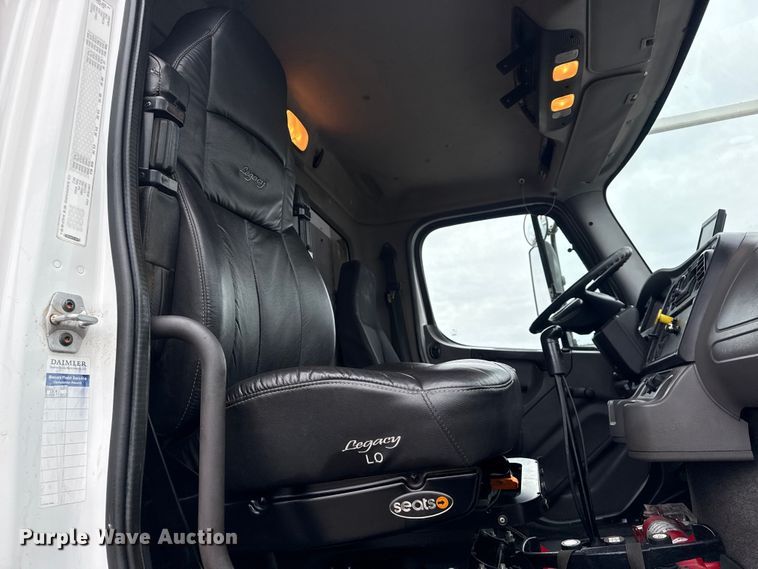 image for item EG8851 2015 Freightliner 114SD crane truck