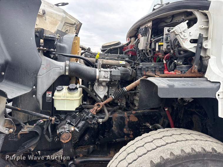 image for item EG8851 2015 Freightliner 114SD crane truck