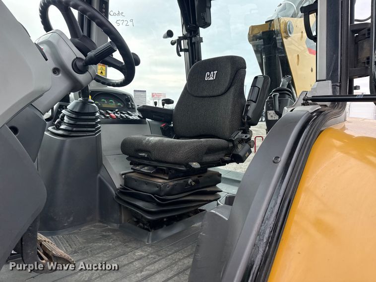 image for item EG8852 2015 Caterpillar 420F2IT backhoe