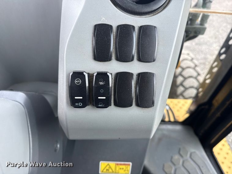 image for item EG8852 2015 Caterpillar 420F2IT backhoe