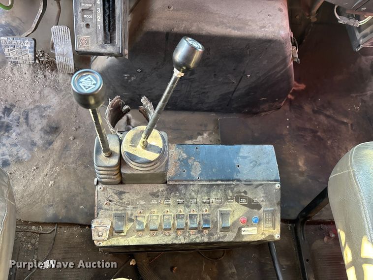 image for item EM5022 1998 International 4900 dump truck