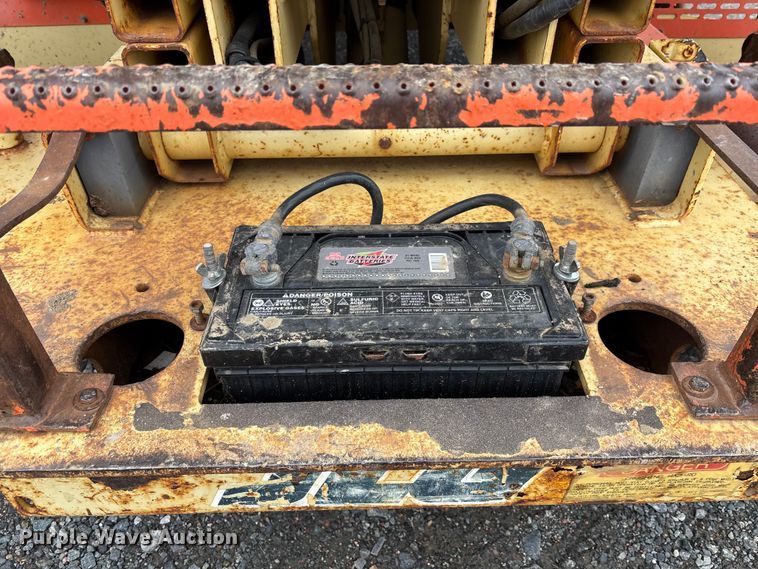 image for item EM5028 1999 JLG 33RTS scissor lift