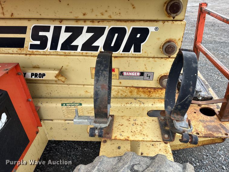 image for item EM5028 1999 JLG 33RTS scissor lift