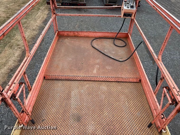 image for item EM5028 1999 JLG 33RTS scissor lift