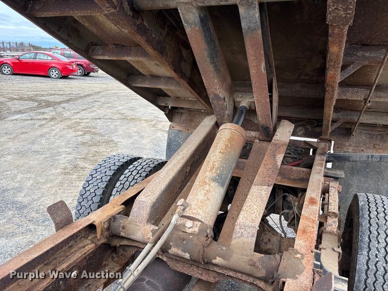 image for item EM5029 2000 GMC Sierra C3500 dump bed pickup truck