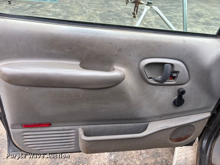 image for item EM5029 2000 GMC Sierra C3500 dump bed pickup truck