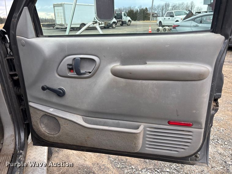 image for item EM5029 2000 GMC Sierra C3500 dump bed pickup truck