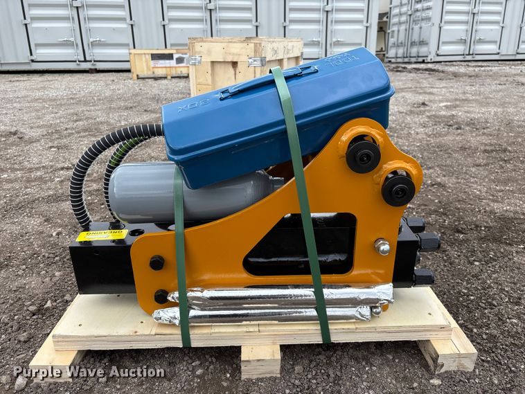 image for item EO4035 PC400 breaker