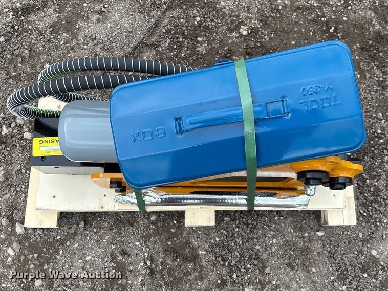 image for item EO4035 PC400 breaker