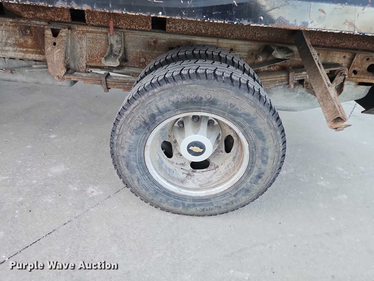 image for item EO4732 2015 Chevrolet Silverado 3500 dump bed pickup truck