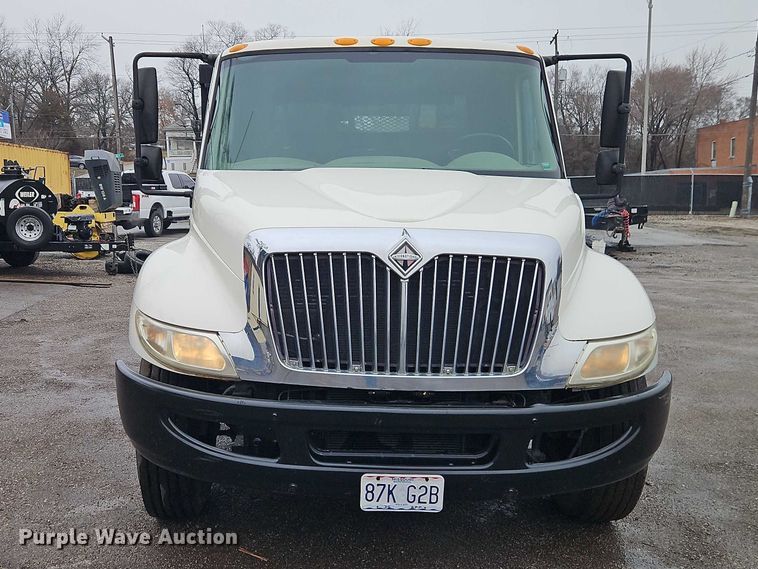 image for item EO7065 2009 International 4300 flatbed truck