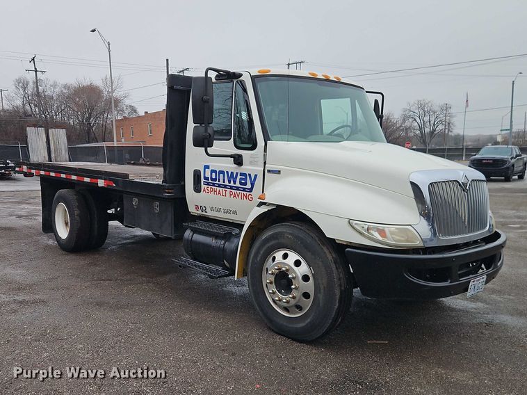 image for item EO7065 2009 International 4300 flatbed truck
