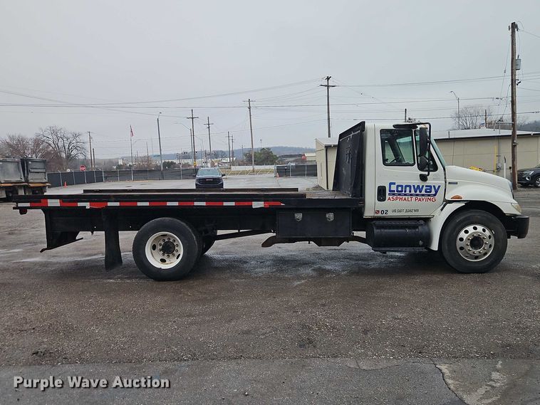 image for item EO7065 2009 International 4300 flatbed truck