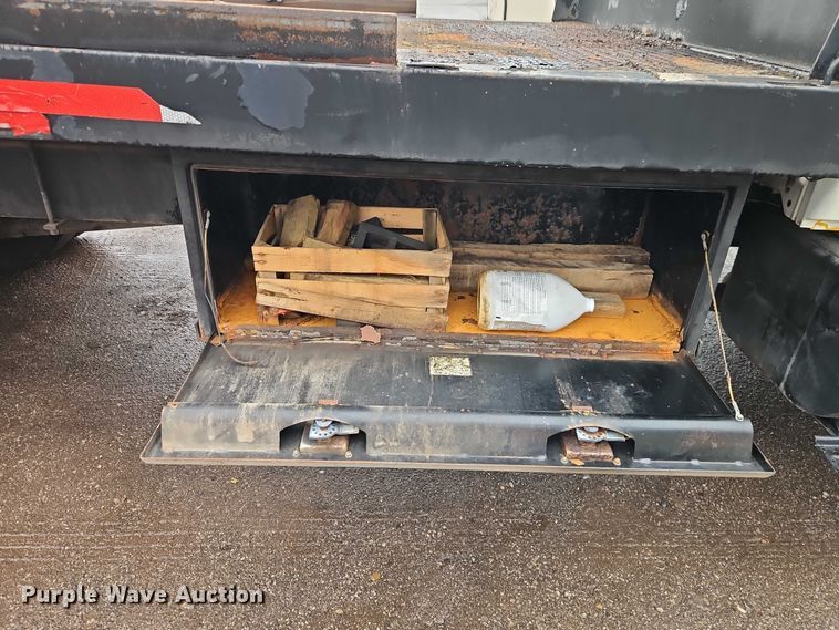 image for item EO7065 2009 International 4300 flatbed truck