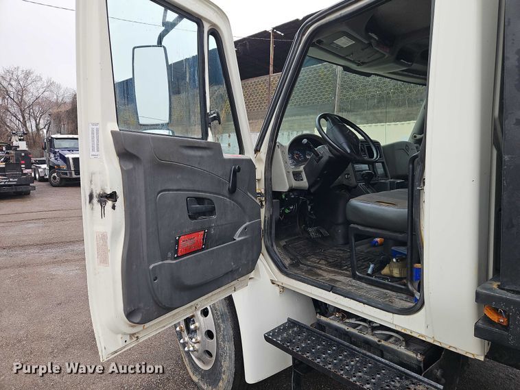 image for item EO7065 2009 International 4300 flatbed truck