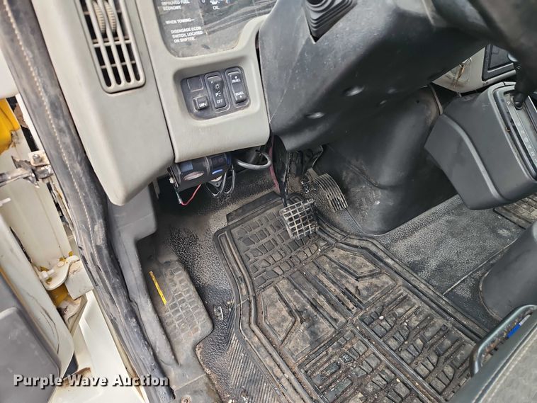 image for item EO7065 2009 International 4300 flatbed truck