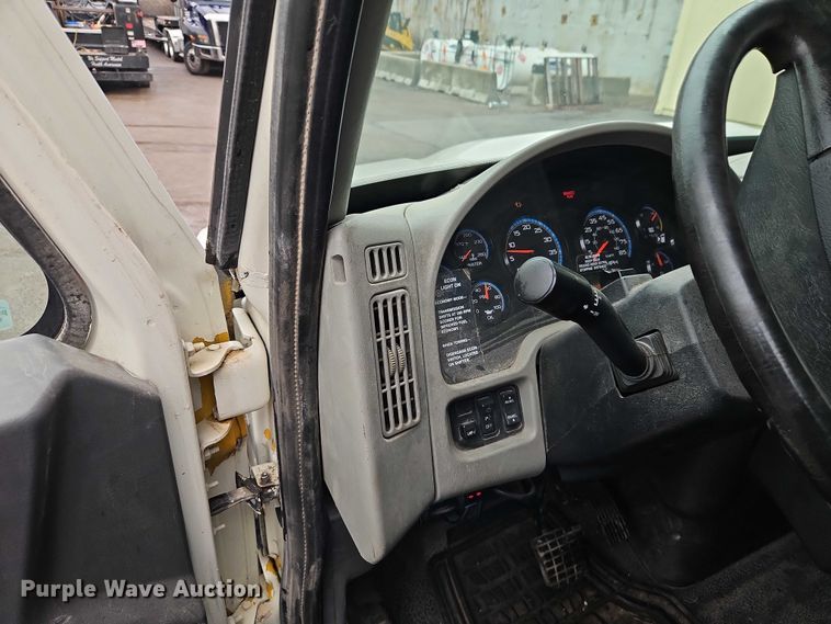 image for item EO7065 2009 International 4300 flatbed truck