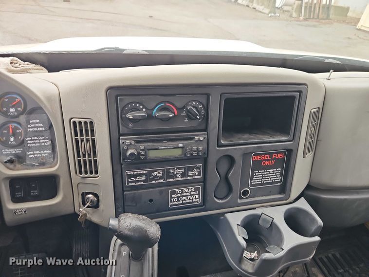 image for item EO7065 2009 International 4300 flatbed truck