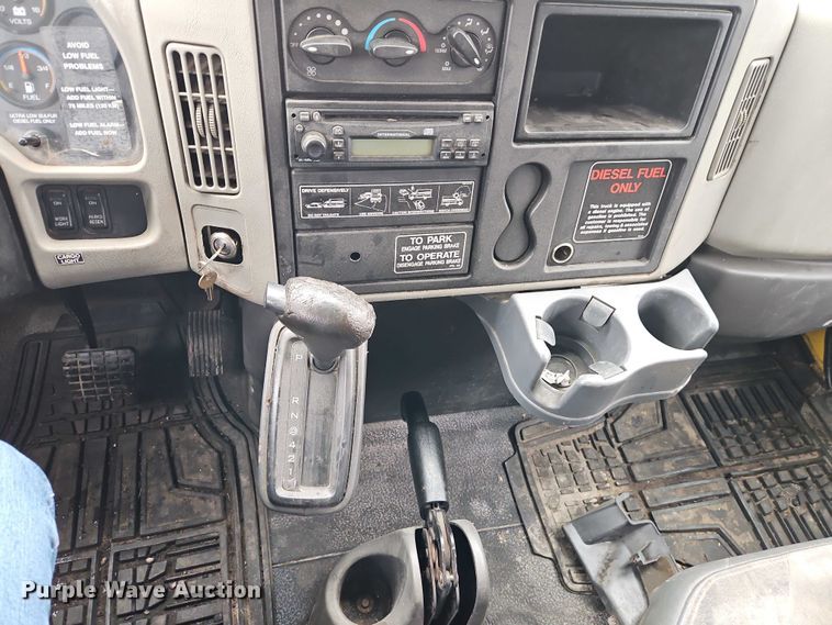 image for item EO7065 2009 International 4300 flatbed truck