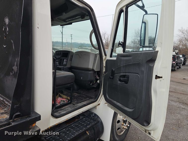 image for item EO7065 2009 International 4300 flatbed truck