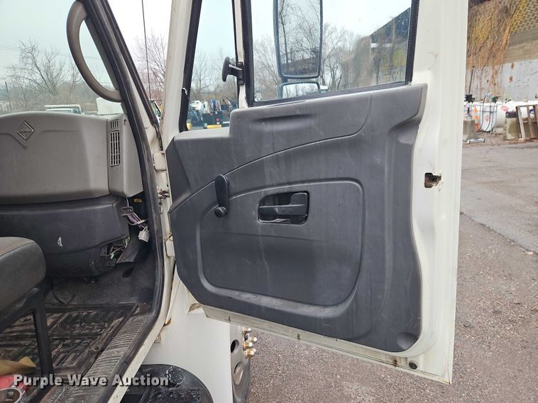 image for item EO7065 2009 International 4300 flatbed truck