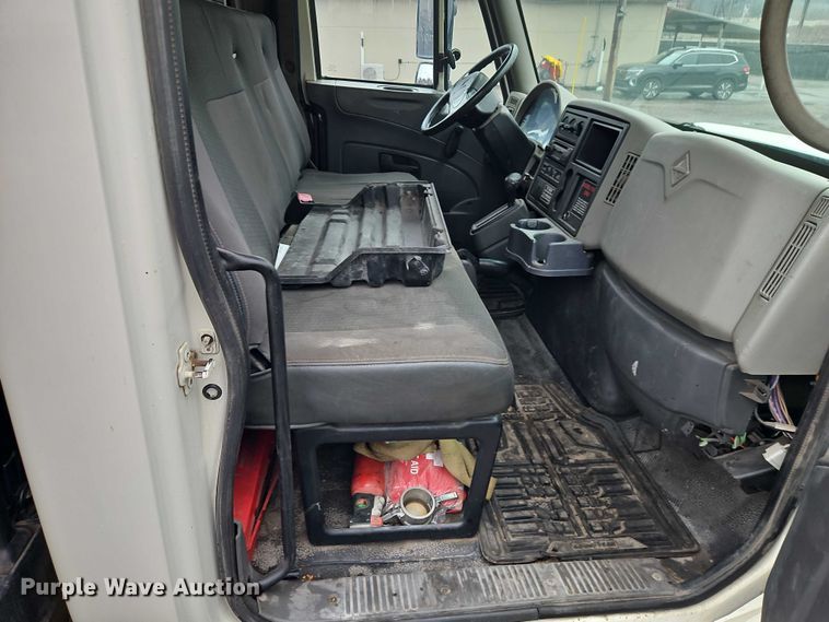 image for item EO7065 2009 International 4300 flatbed truck