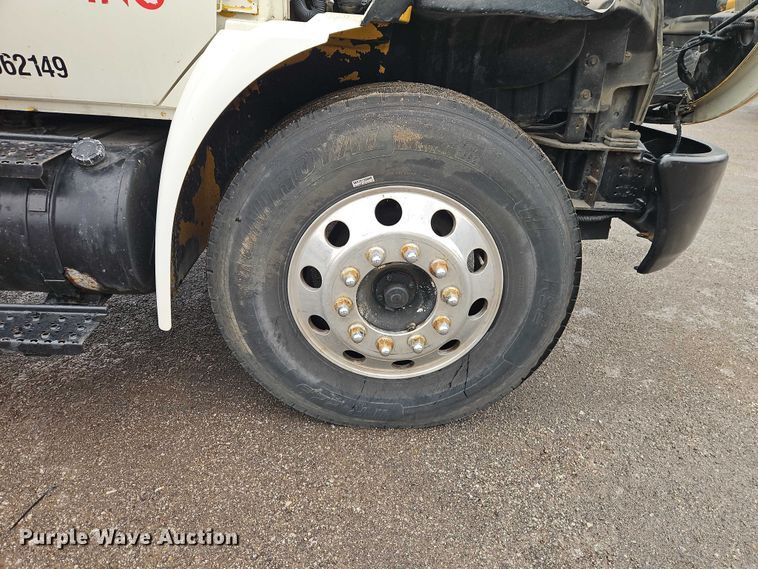 image for item EO7065 2009 International 4300 flatbed truck