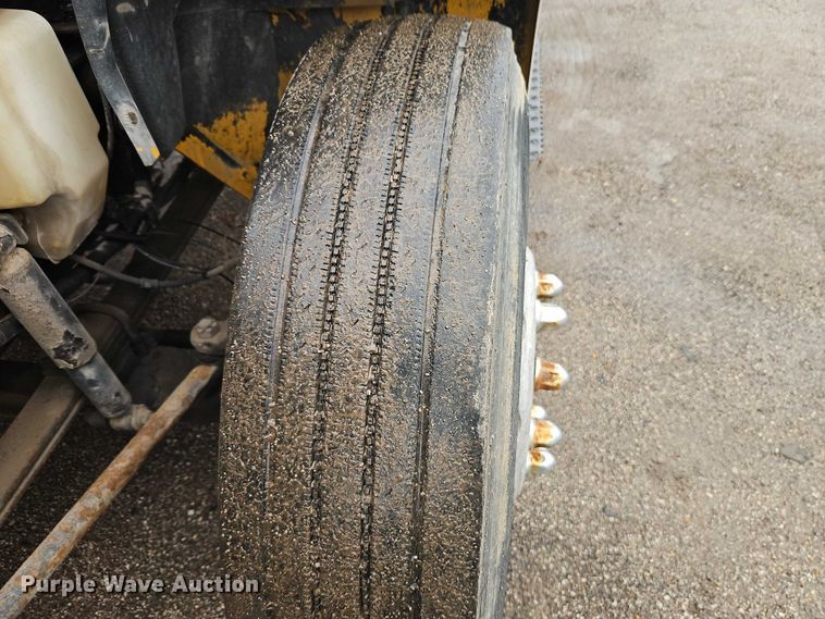 image for item EO7065 2009 International 4300 flatbed truck