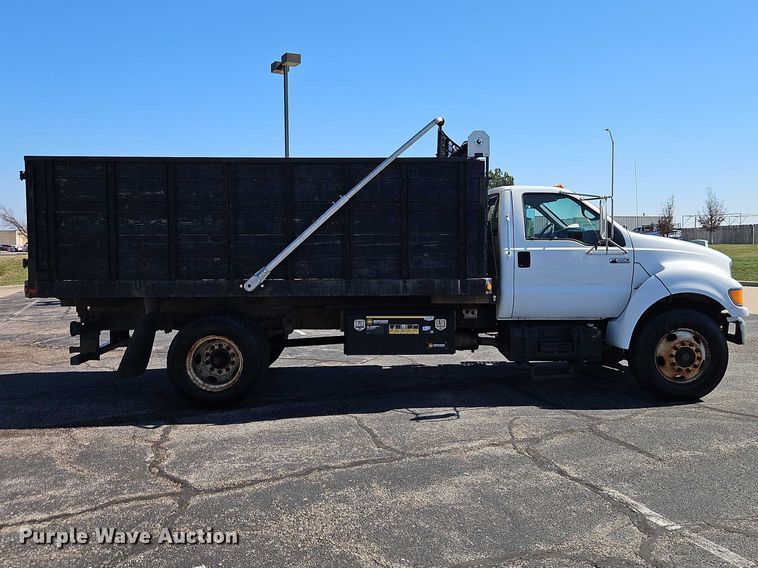 image for item EO7072 2000 Ford F650 Super Duty dump flatbed truck