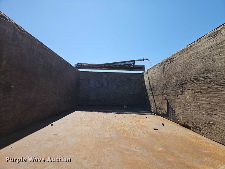 image for item EO7072 2000 Ford F650 Super Duty dump flatbed truck