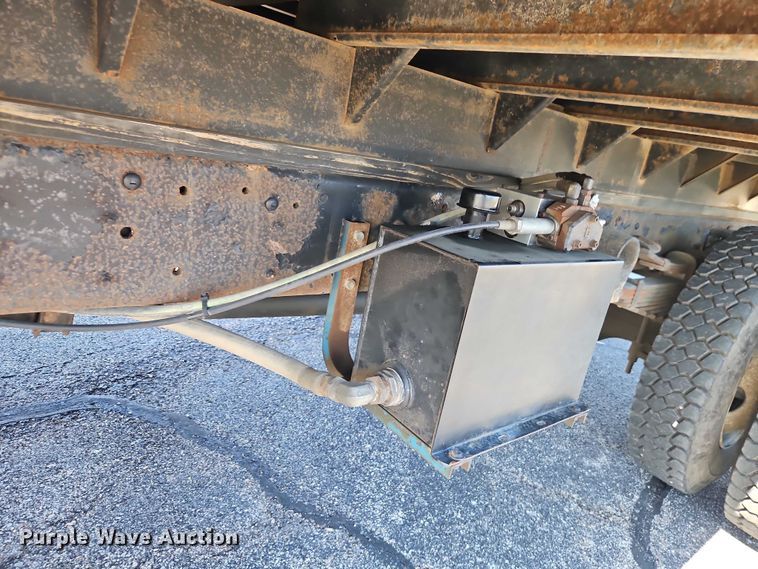 image for item EO7072 2000 Ford F650 Super Duty dump flatbed truck