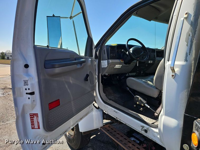 image for item EO7072 2000 Ford F650 Super Duty dump flatbed truck