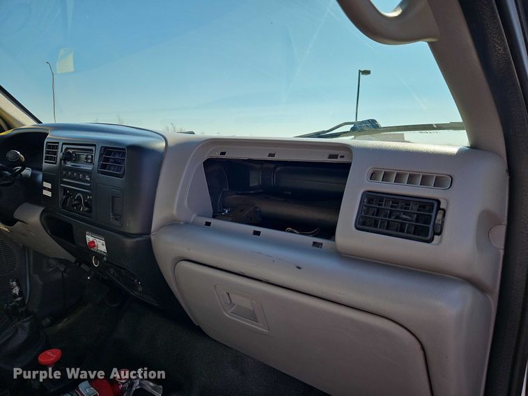 image for item EO7072 2000 Ford F650 Super Duty dump flatbed truck