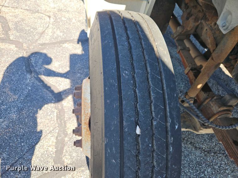 image for item EO7072 2000 Ford F650 Super Duty dump flatbed truck