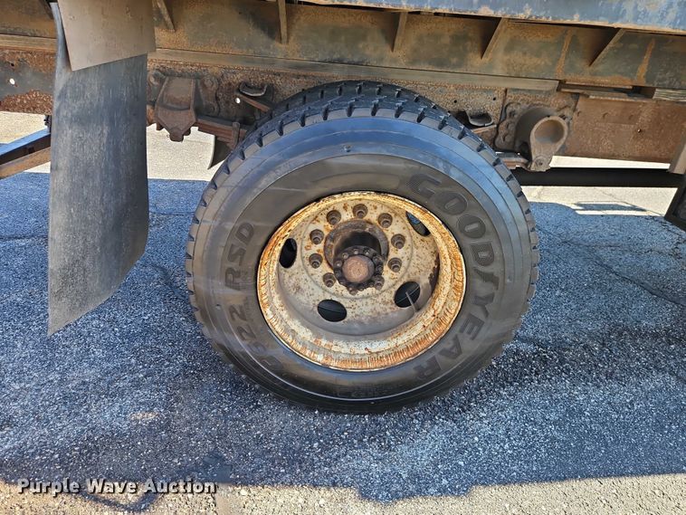 image for item EO7072 2000 Ford F650 Super Duty dump flatbed truck