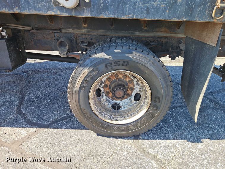 image for item EO7072 2000 Ford F650 Super Duty dump flatbed truck