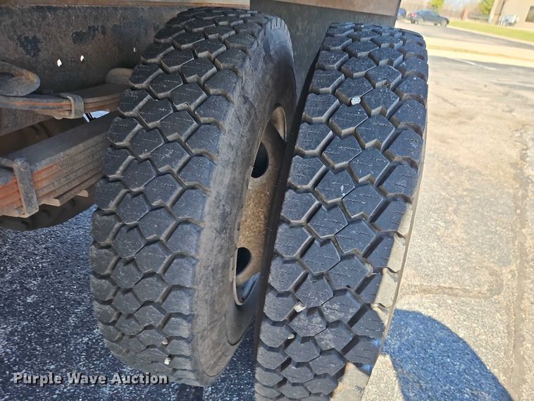 image for item EO7072 2000 Ford F650 Super Duty dump flatbed truck