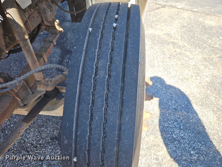 image for item EO7072 2000 Ford F650 Super Duty dump flatbed truck