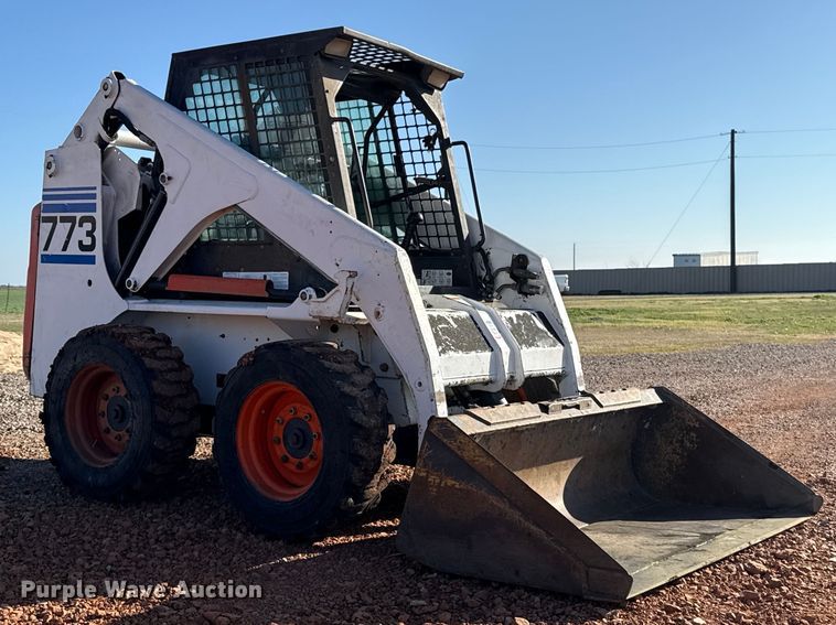 image for item ES5952 2000 Bobcat 773 skid steer loader